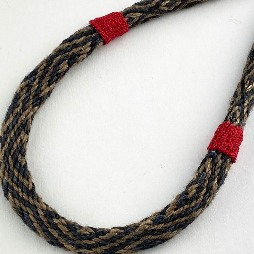 Collar kumihimo con anillado en rojo