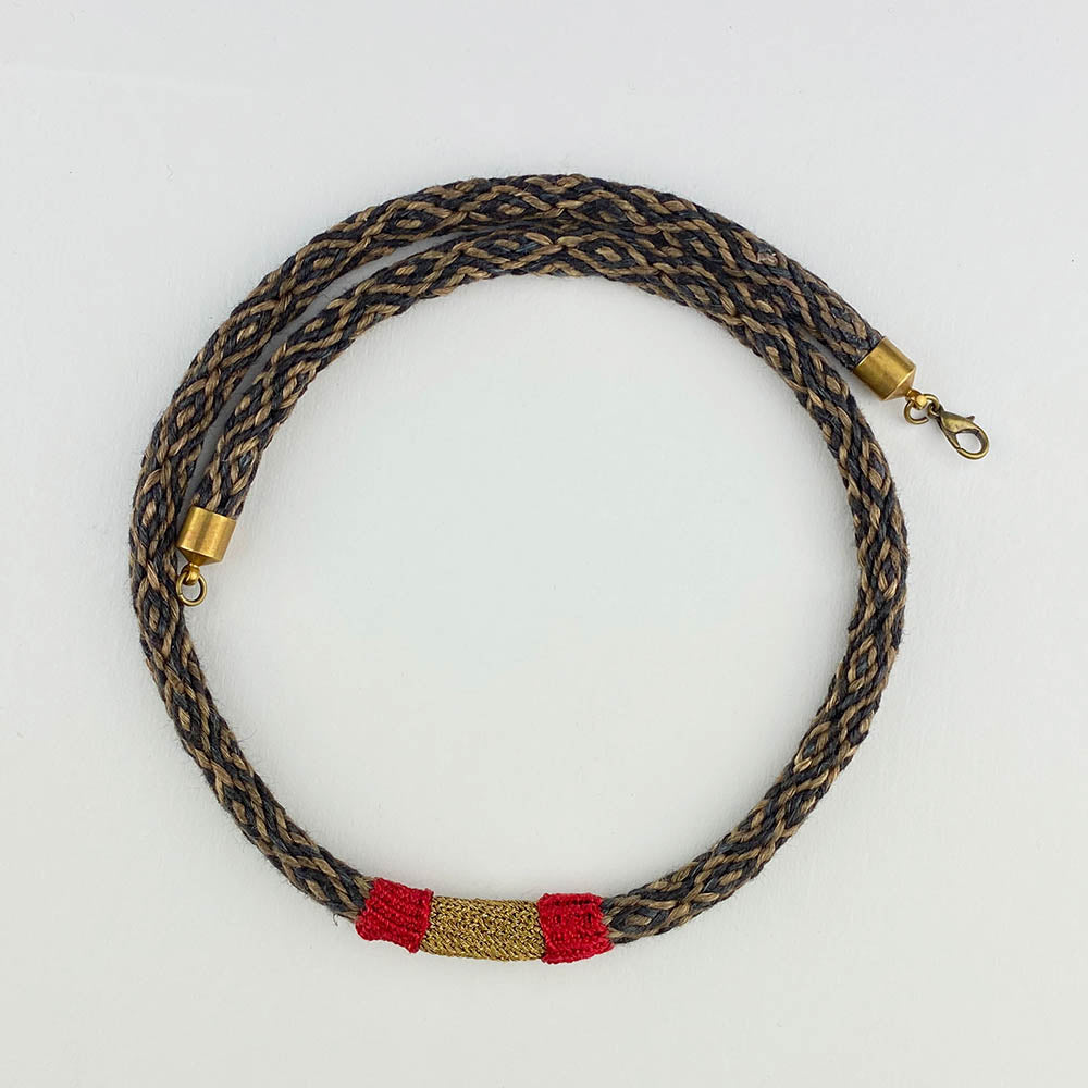 Collar kumihimo con anillado en dorado y rojo