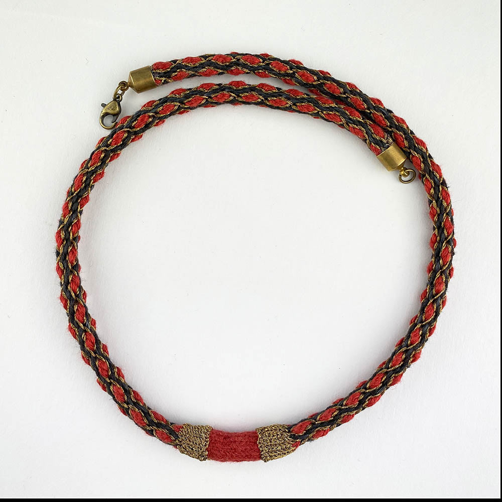 Collar kumihimo en tres colores con anillado dorado y rojo