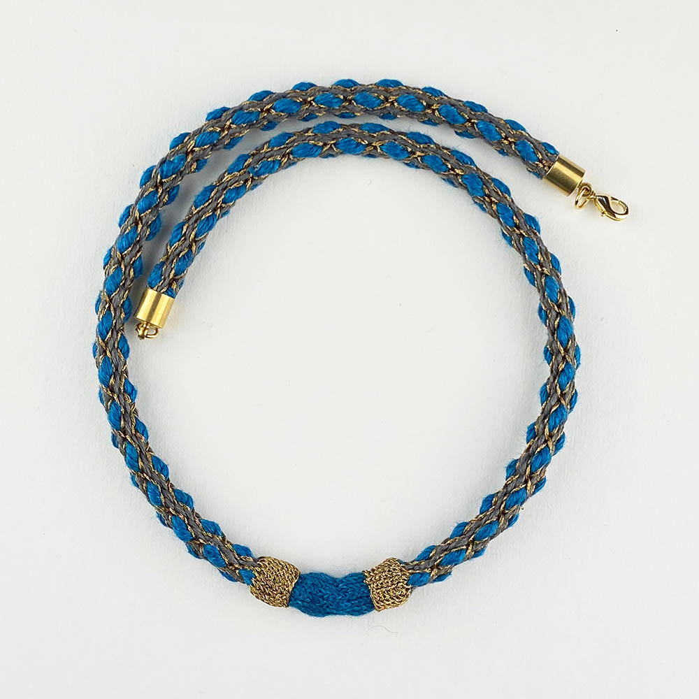 Collar kumihimo en tres colores con anillado dorado y turquesa