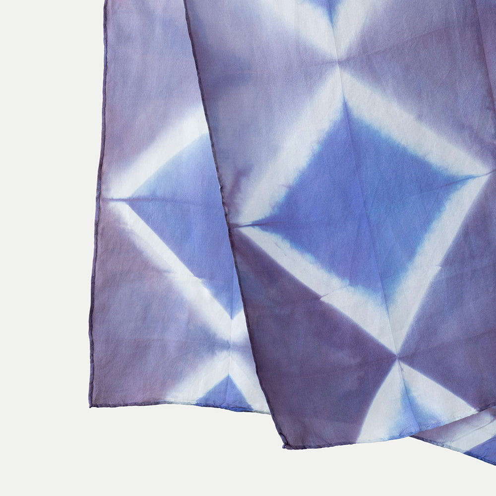 Pañuelo seda shibori cuadros azulino