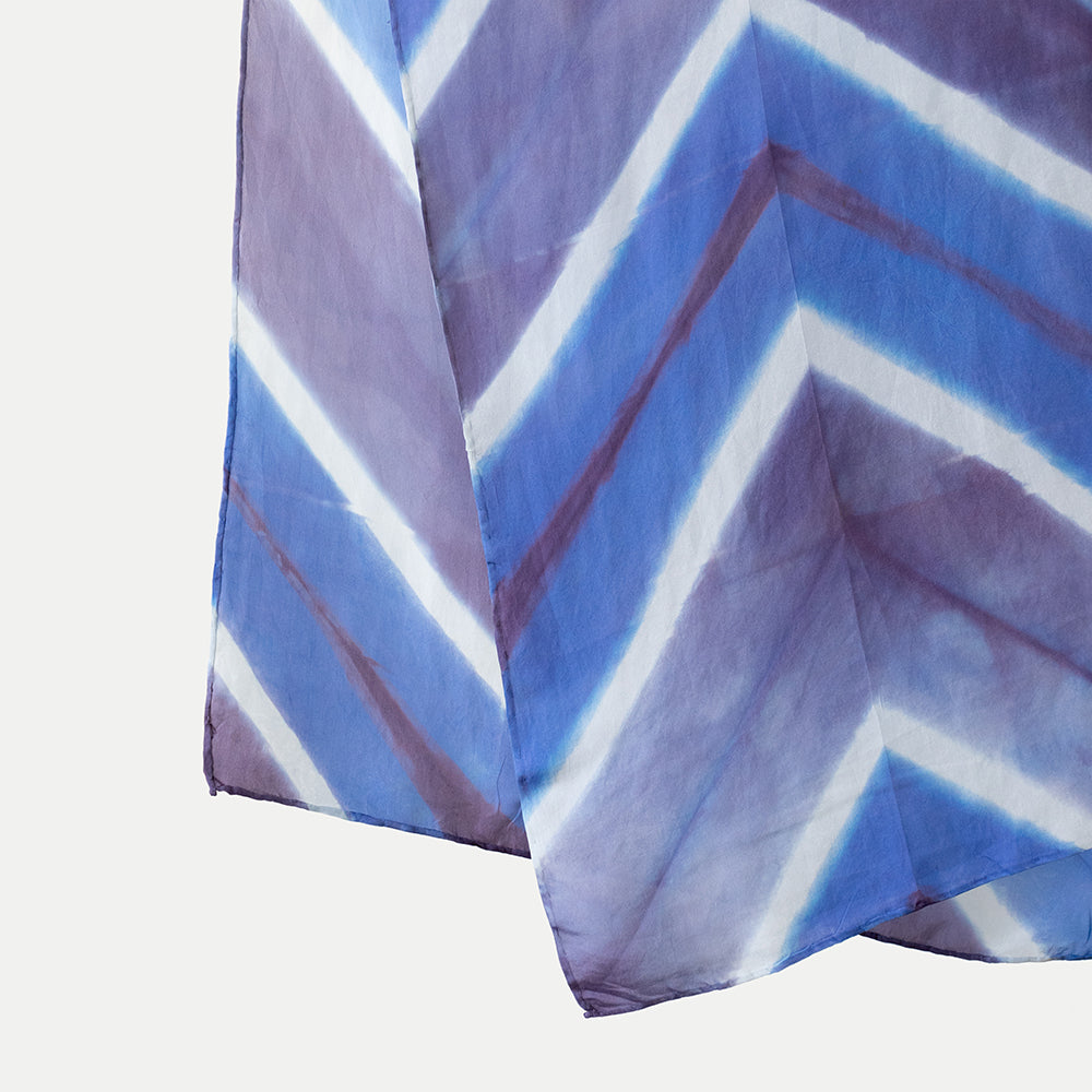 Pañuelo seda shibori zigzag azulino