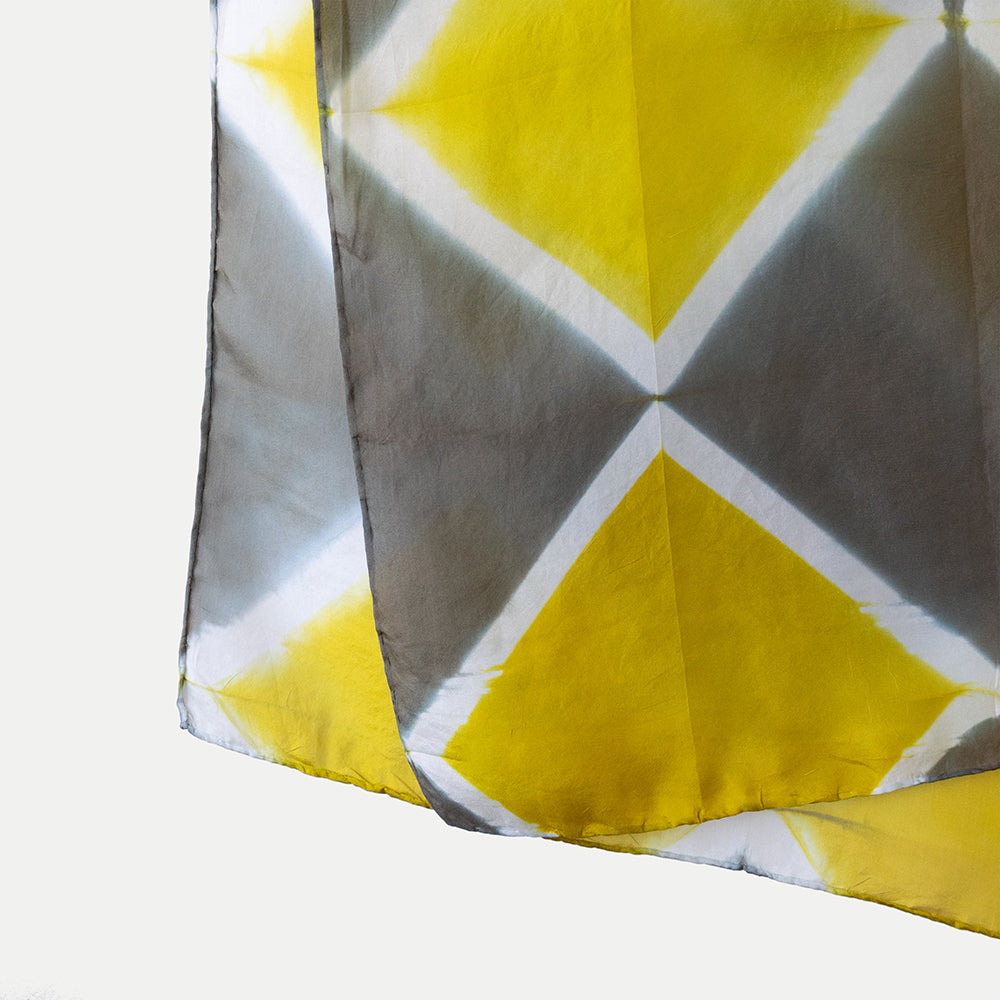 Pañuelo seda shibori cuadros amarillo