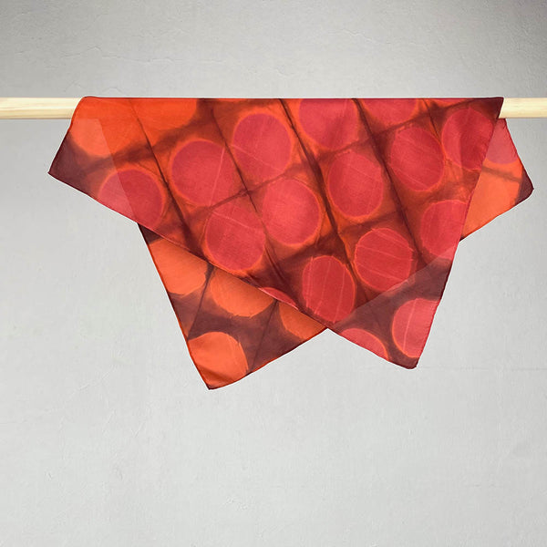 Pañuelo seda shibori puntos rojo