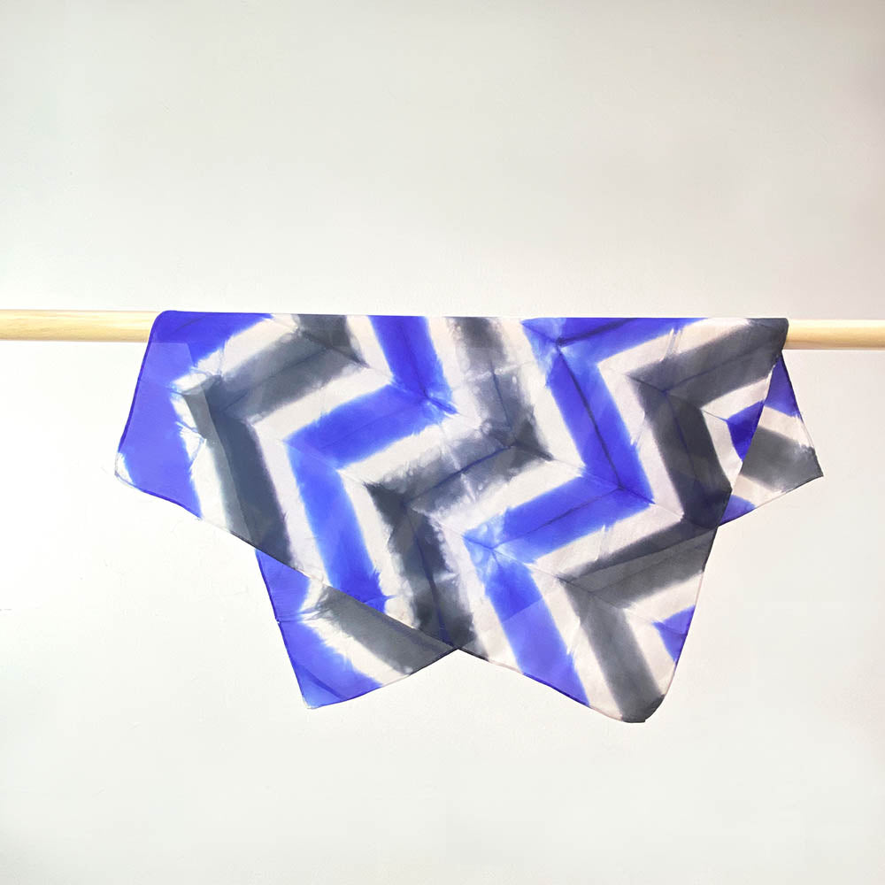 Pañuelo seda shibori zig zag azulino